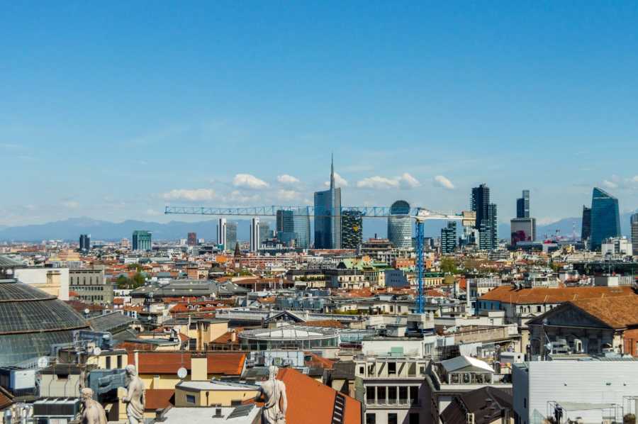 Byggemarkedet i Italia: Prisene økte med 4,9 % i løpet av første halvår av 2026. Salget av nylagde boliger viste en imponerende dynamikk i første kvartal (+8,6 % i hele Italia). Milano og Roma forsterket sin posisjon som de mest kostbare byene, mens Bologna opplevde en historisk vekst både i priser (+8,4 %) og transaksjonsvolum. Første halvdel av 2