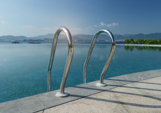 Badebasseng i hagen over den nedgravde garasjen