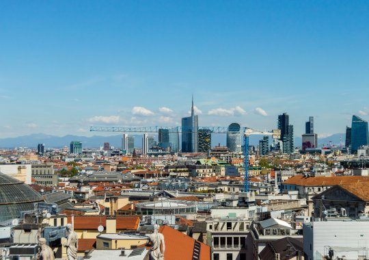 Byggemarkedet i Italia: Prisene økte med 4,9 % i løpet av første halvår av 2026. Salget av nylagde boliger viste en imponerende dynamikk i første kvartal (+8,6 % i hele Italia). Milano og Roma forsterket sin posisjon som de mest kostbare byene, mens Bologna opplevde en historisk vekst både i priser (+8,4 %) og transaksjonsvolum. Første halvdel av 2