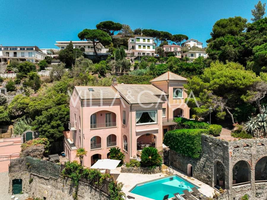 Villa til salgs på første linje ved sjøen i Liguria