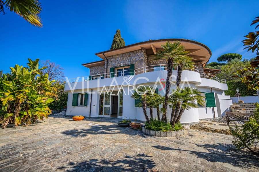 Villa i Bordighera med panoramautsikt over havet og Monaco.
