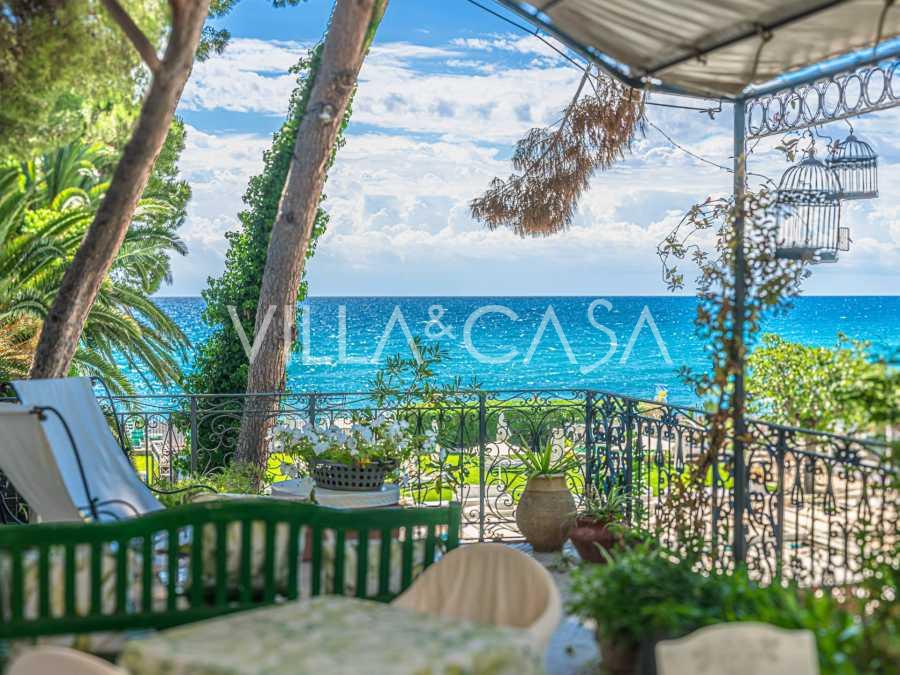 Luksuriøs villa med utgang til stranden i Diano Marina