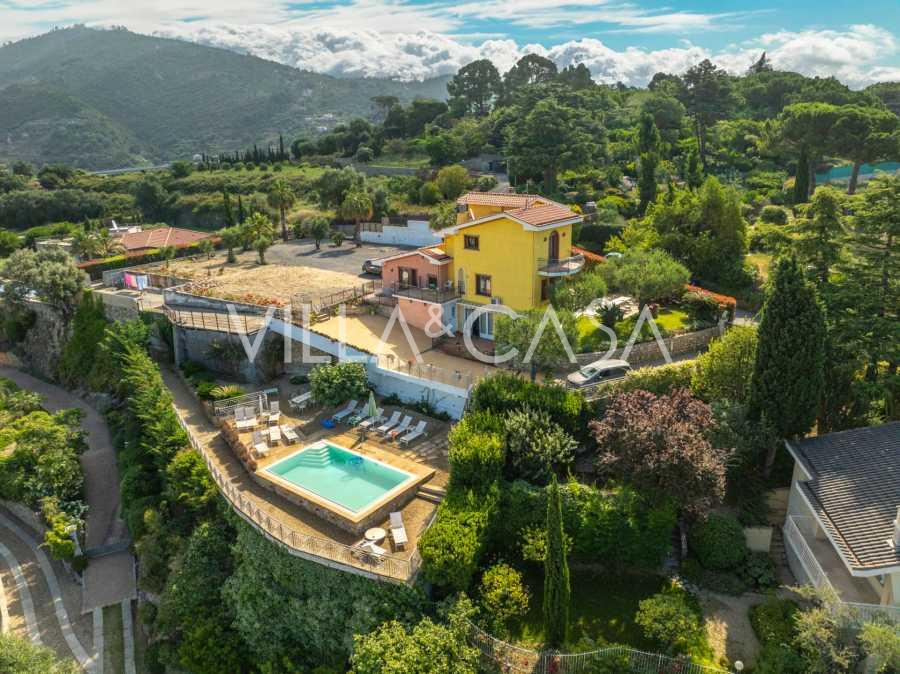 Hus i Bordighera med panoramautsikt over Monaco.