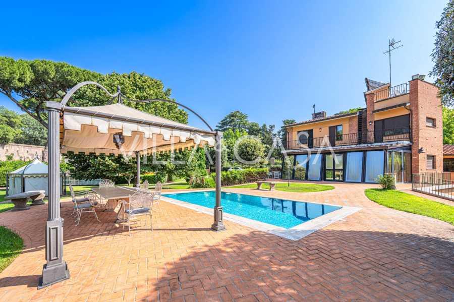 Villa med basseng i et elegant område av Roma.