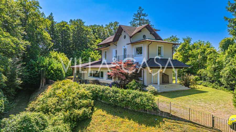 Eksklusiv villa ved innsjøen Maggiore i Stresa til salgs.