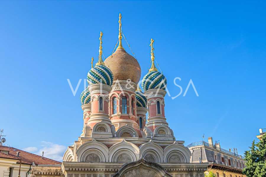 Romslig leilighet ved sjøen i sentrum av Sanremo.