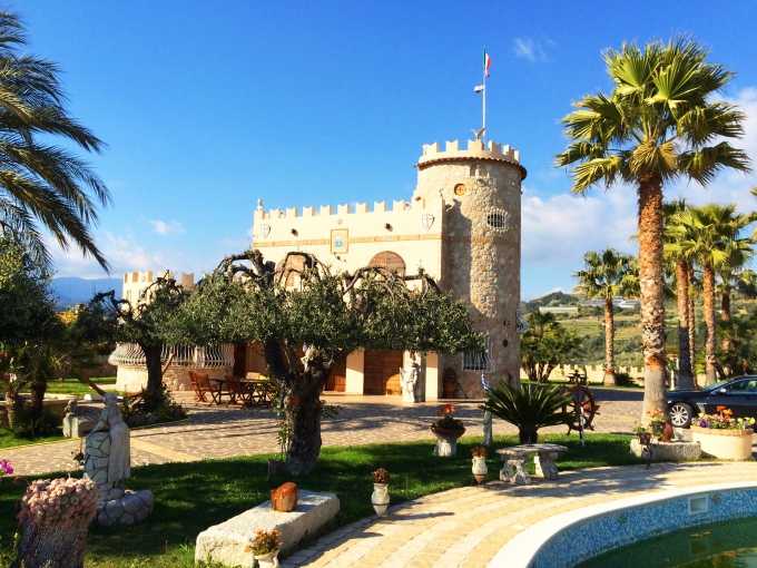 Kjøp av et slott-villa i Liguria, Italia.