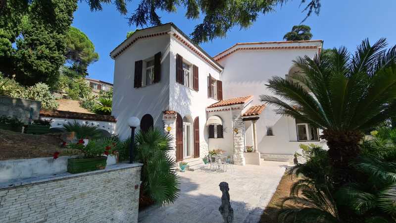 Villa med vakker park i Sanremo