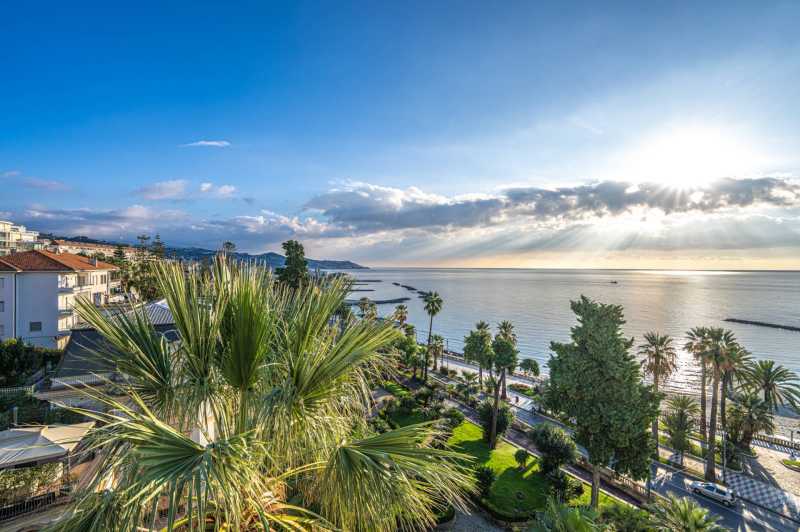 Leilighet med tre rom på strandpromenaden i Sanremo.