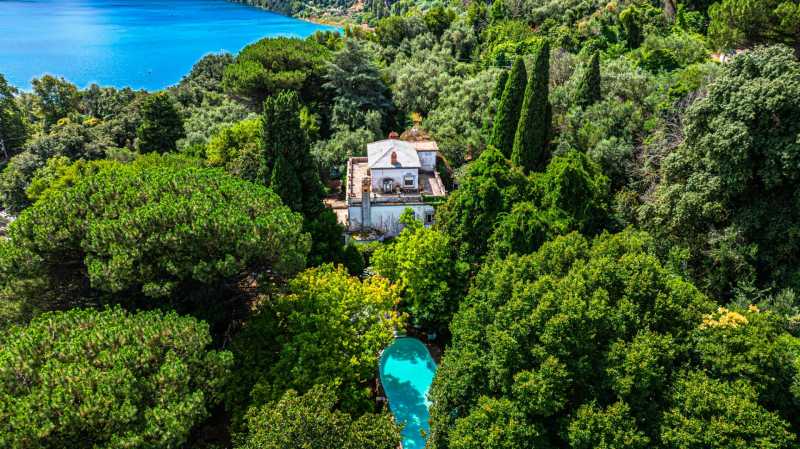 Eksklusiv villa ved innsjøen Albano i Castel Gandolfo.