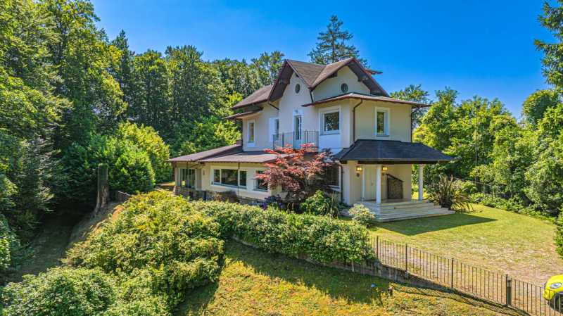 Eksklusiv villa ved innsjøen Maggiore i Stresa til salgs.