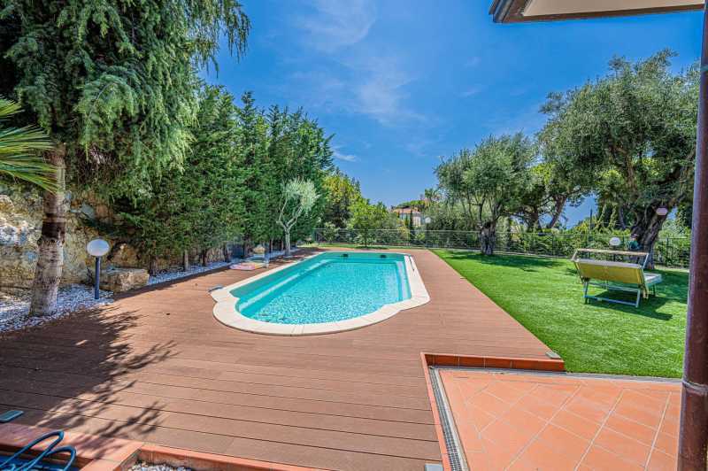 Utleie av en villa med havutsikt i Bordighera.