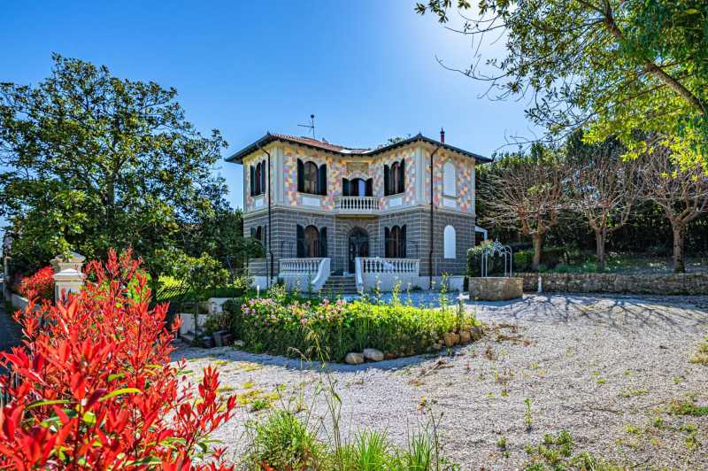 Villa med svømmebasseng i liberty-stil nær Livorno