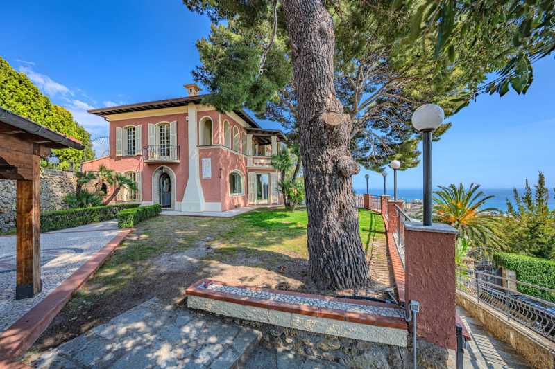 Til salgs, luksuriøs villa i Ventimiglia