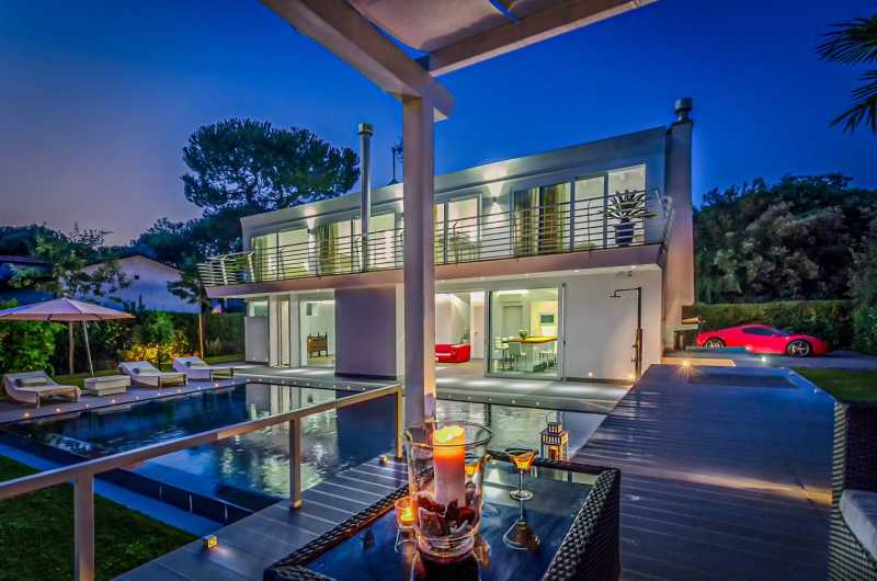 Til salgs ny villa ved kysten nær Forte dei Marmi
