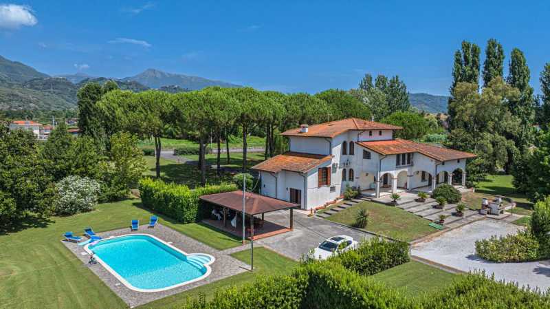 Villa med basseng i Pietrasanta til salgs