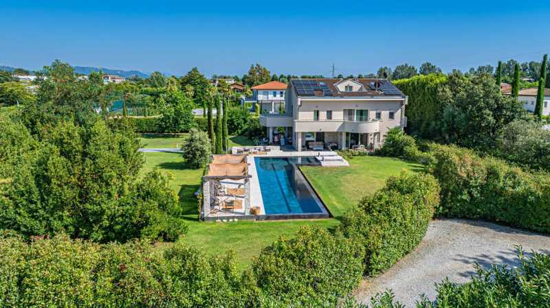 Villa med basseng i Forte dei Marmi til salgs