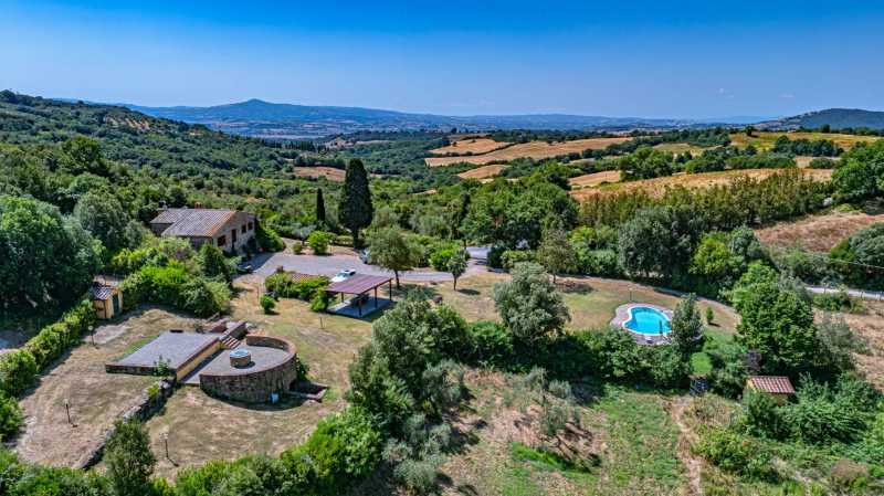 Villa med svømmebasseng og innsjø til salgs i Toscana