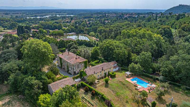 Villa med vinmarker i Lucca til salgs