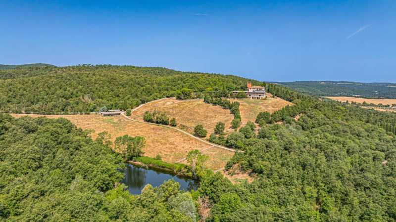 Til salgs slott med hesteanlegg og eiendom i Toscana