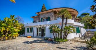 Villa i Bordighera med panoramautsikt over havet og Monaco.