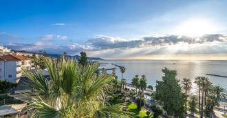 Leilighet med tre rom på strandpromenaden i Sanremo.