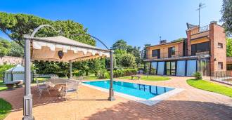 Villa med basseng i et elegant område av Roma.
