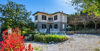 Villa med svømmebasseng i liberty-stil nær Livorno