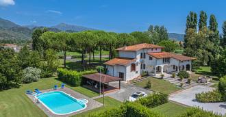 Villa med basseng i Pietrasanta til salgs