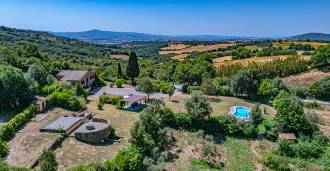Villa med svømmebasseng og innsjø til salgs i Toscana