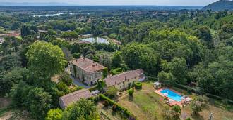 Villa med vinmarker i Lucca til salgs