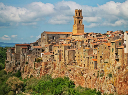 Pitigliano - en himmelsk italiensk spøkelsesby i Sør -Toscana 2021