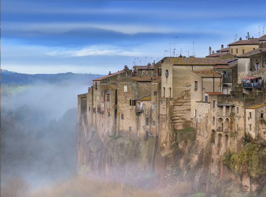 Pitigliano by med naturlige steiner og grotter